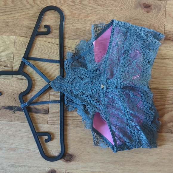 PINK. Eyelash Lace High-Neck PushUp Bralette. Size Small. - Picture 5 of 6